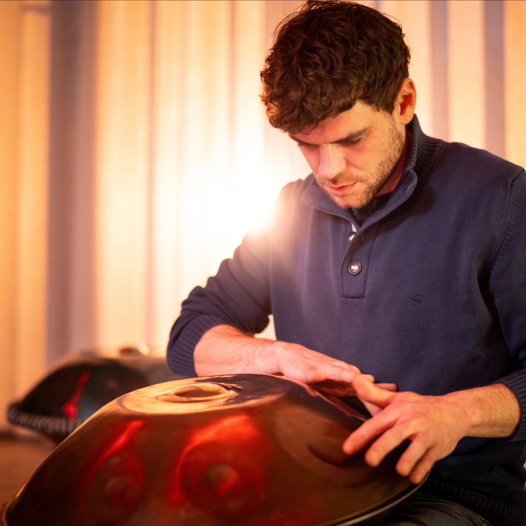 Handpan-Foto in warmen Goldtönen